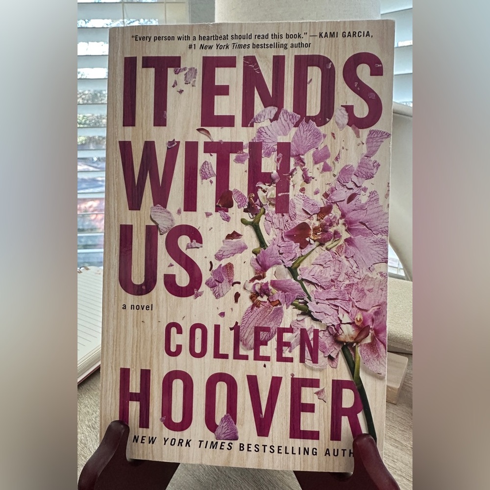 'It Ends With Us' by Colleen Hoover (paperback)